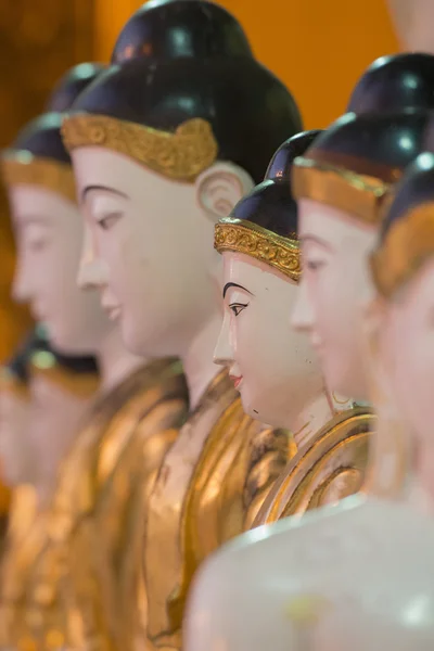Boeddhabeelden in de Shwedagon Paya pagode — Stockfoto