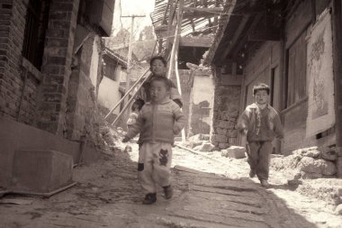 Çin, Yunnan, Mart 1996 - Çin 'in Lijiang şehrinde 3 Şubat 1996' da Doğu Asya 'da meydana gelen deprem evi yıktı..