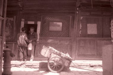 Çin, Yunnan, Mart 1996 - Depremden sonra kasaba halkı 3 Şubat 1996 'da Çin' in doğusundaki Yunnan şehrindeki Lijiang şehrinde evleri yıktı..