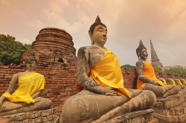 Buda taş heykellerin antik tapınak