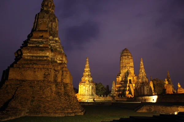 Templo budista antigo à noite — Fotografia de Stock