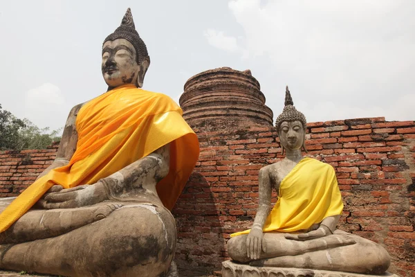 Stenen boeddhabeelden in oude tempel — Stockfoto