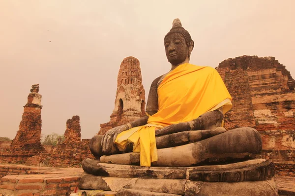 Estátua de pedra de Buda no templo antigo — Fotografia de Stock