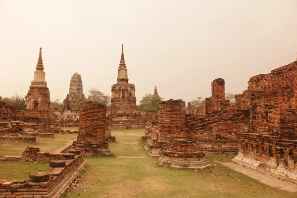 Alter buddhistischer Tempel in Ayutthaya — Stockfoto