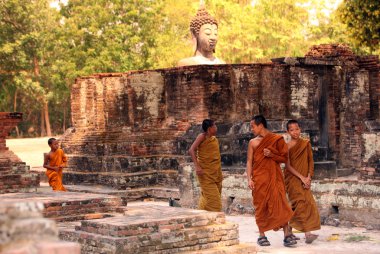 Wat Si dostum tapınağında rahipler