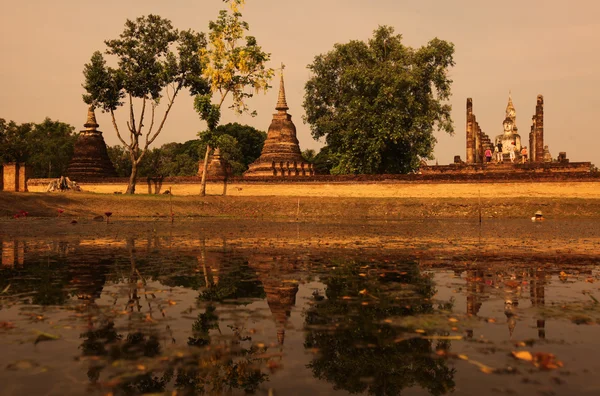 Wat Mahathat Temple reflet dans le lac — Photo