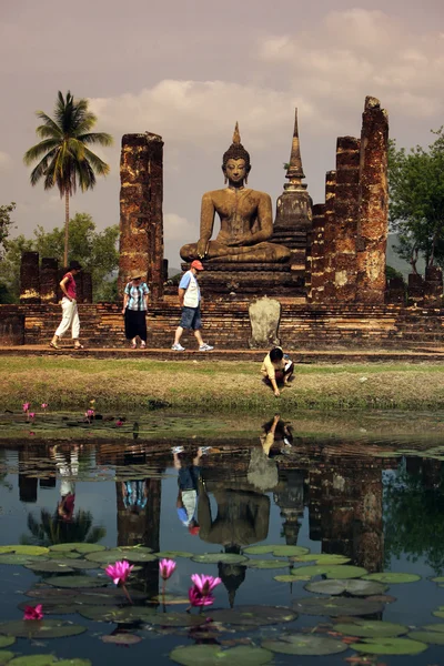 Turistas en el Templo de Wat Mahathat — Foto de Stock