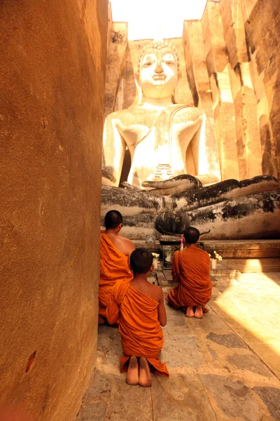 Wat Si dostum tapınağında rahipler — Stok fotoğraf