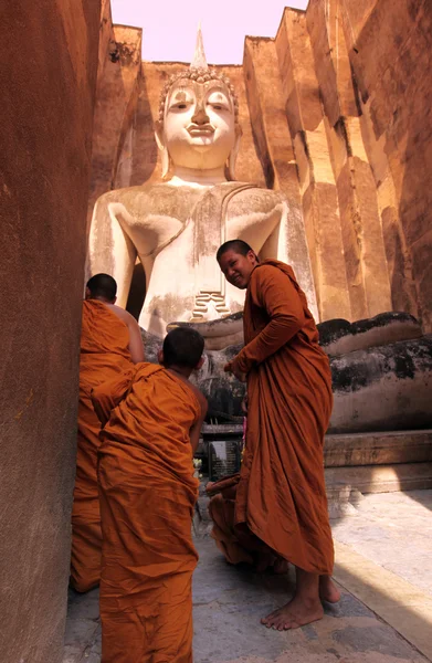Szerzetesek Wat Si cimborám templomban — Stock Fotó