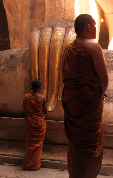 Monges em Wat Si Chum Temple — Fotografia de Stock