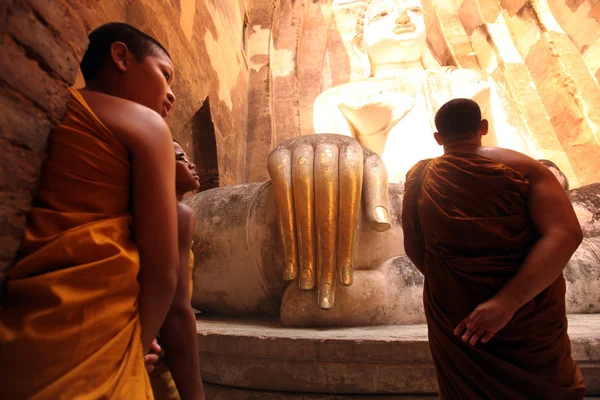 Monaci nel tempio di Wat Si Chum — Foto Stock