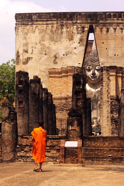Μοναχοί στον ναό του Wat Si Chum — Φωτογραφία Αρχείου