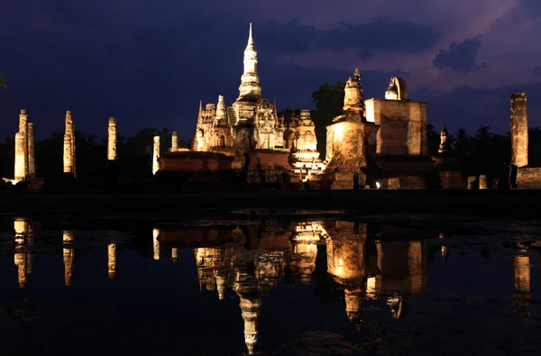 Chrám Wat Mahathat v noci — Stock fotografie
