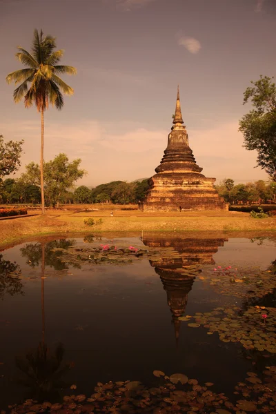 Wat Mahathat templom tükörképét tó — Stock Fotó