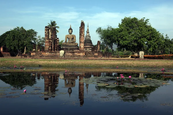 Wat Mahathat Templo de reflexión en el lago — Foto de Stock