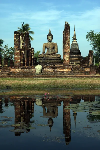 Wat Mahathat Templo de reflexión en el lago — Foto de Stock