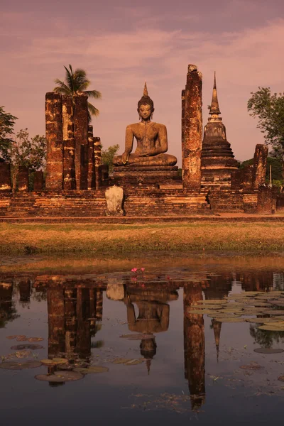 Wat Mahathat Templo de reflexión en el lago — Foto de Stock