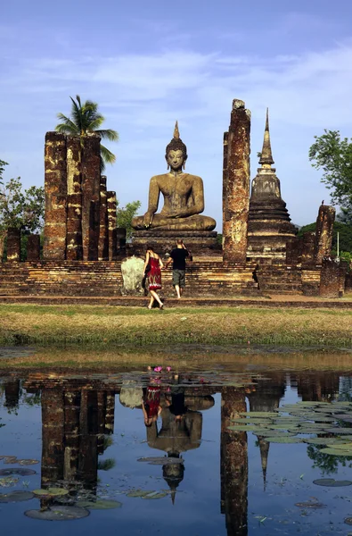 Turistas em Wat Mahathat Temple — Fotografia de Stock