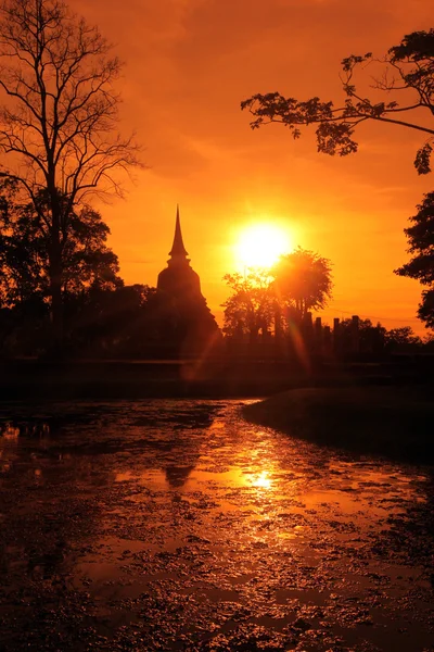 Wat Mahathat Temple reflection in lake — Stock Photo, Image