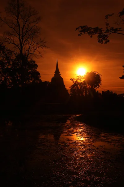 Wat Mahathat templom tükörképét tó — Stock Fotó