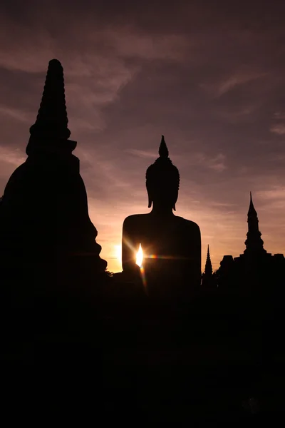 Posąg buddyjski o zachodzie słońca — Zdjęcie stockowe