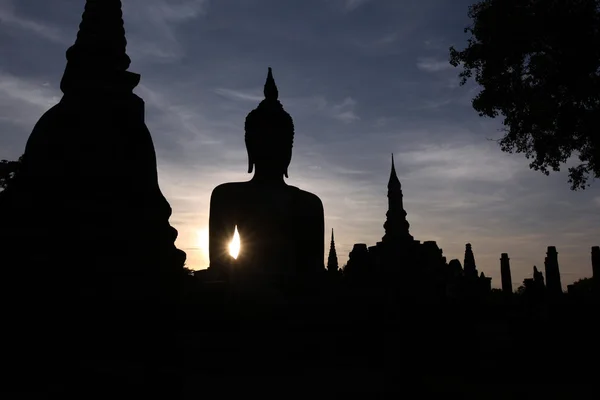 Buddha-Statue bei Sonnenuntergang — Stockfoto