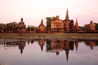 WAT Mahathat Tapınağı yansıma göl