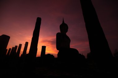 Gün batımında Buda heykeli