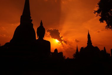 Gün batımında Buda heykeli