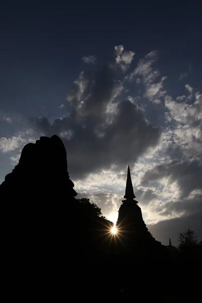 Ват Чанг Лом на закате — стоковое фото