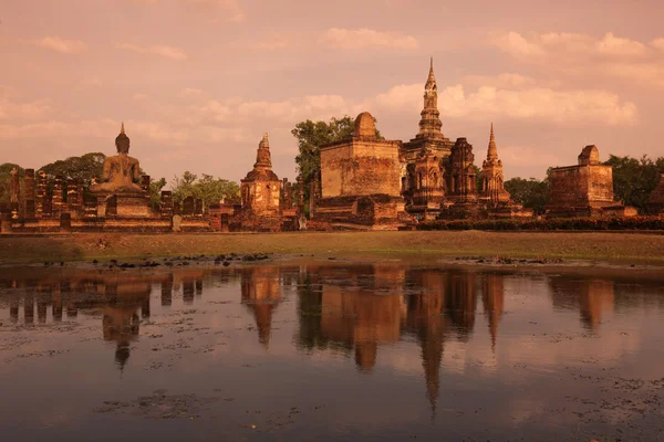 Wat mahathat Tempel Spiegelung im See — Stockfoto