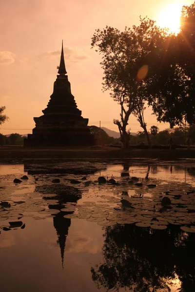 Wat Mahathat templom tükörképét tó — Stock Fotó