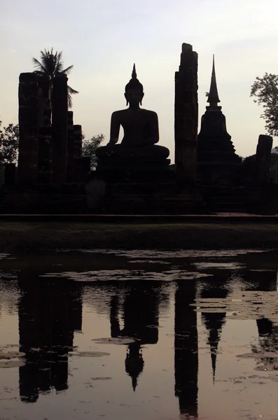 Wat Mahathat Templo de reflexión en el lago — Foto de Stock