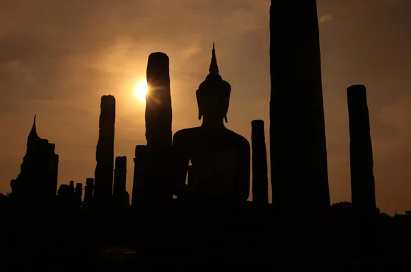 Buddha-Statue bei Sonnenuntergang — Stockfoto