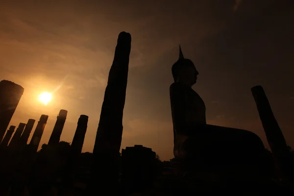 Buddha-Statue bei Sonnenuntergang — Stockfoto