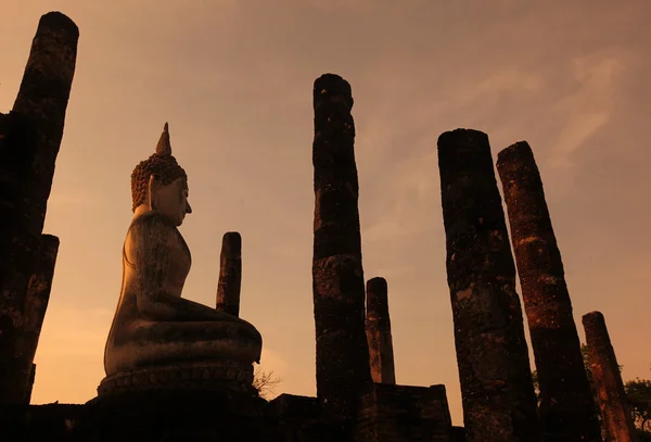 Estatua de buddha al atardecer — Foto de Stock