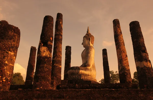 Buddha staty vid solnedgången — Stockfoto