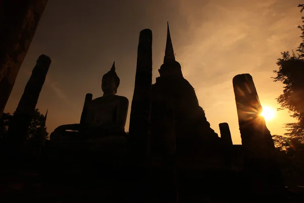 Buddha szobor naplementekor — Stock Fotó