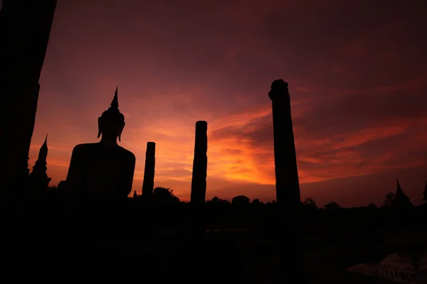 Estatua de buddha al atardecer —  Fotos de Stock