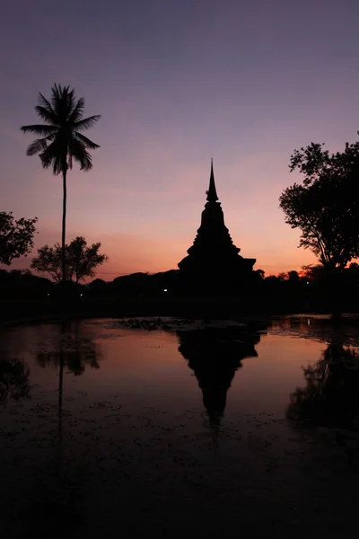 Ναό Wat Mahathat αντανάκλαση στη λίμνη — Φωτογραφία Αρχείου