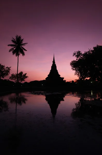 Tempel van Wat Mahathat reflectie in lake — Stockfoto