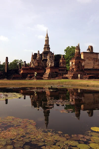 Wat Mahathat Templo de reflexión en el lago — Foto de Stock