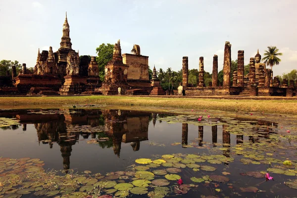 Wat Mahathat Templo de reflexión en el lago — Foto de Stock