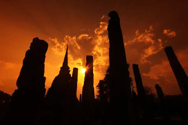 Templo Wat Mahathat al atardecer —  Fotos de Stock