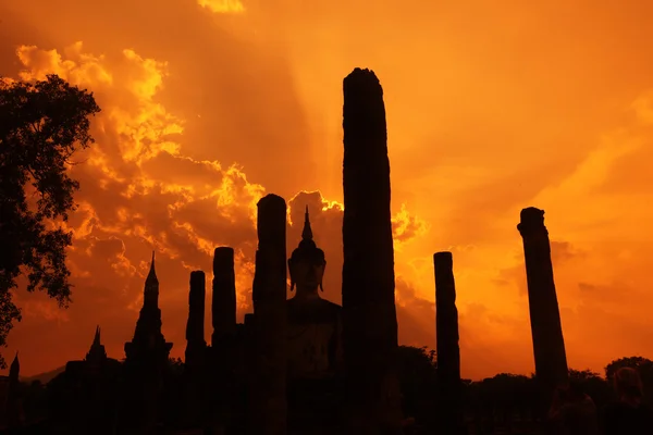 Gün batımında Buda heykeli — Stok fotoğraf