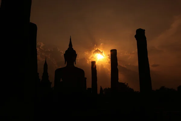 Gün batımında Buda heykeli — Stok fotoğraf