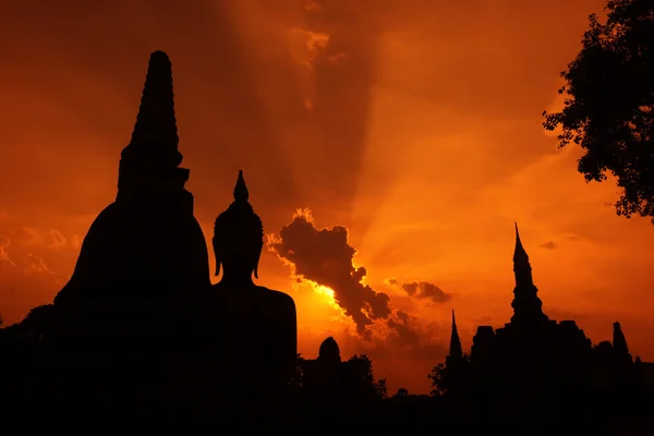 Estátua de buddha ao pôr do sol — Fotografia de Stock