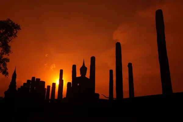 Estatua de buddha al atardecer —  Fotos de Stock