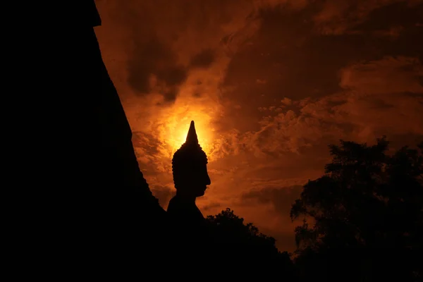 Gün batımında Buda heykeli — Stok fotoğraf