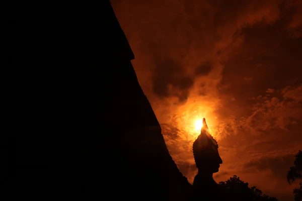 Gün batımında Buda heykeli — Stok fotoğraf